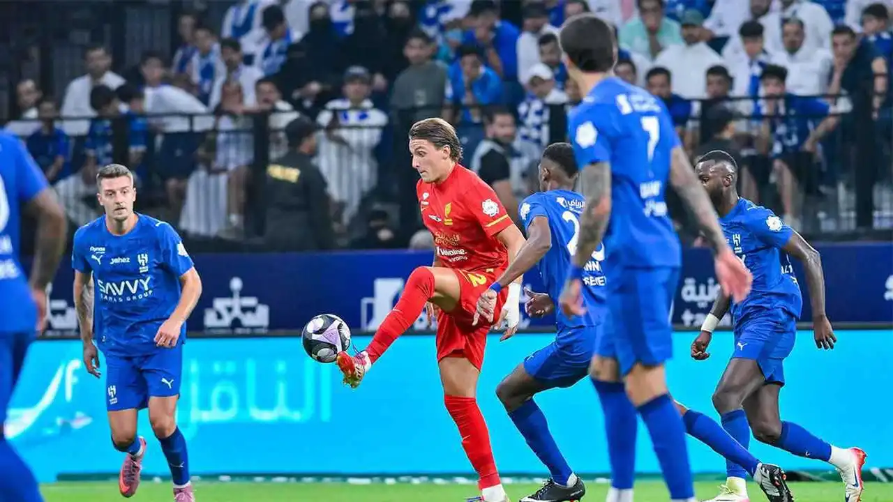 قمة الدوري السعودي.. موعد انطلاق مباراة الهلال والقادسية والقنوات الناقلة للمواجهة المرتقبة